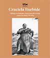 Graciela Iturbide, sorpresas del camino erakusketaren kartela. irudi nagusia emakume bat da exerita dagoela garagardoa edaten