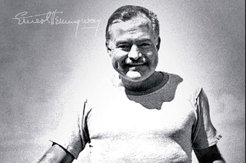 Ernest Hemingway en una foto antigua